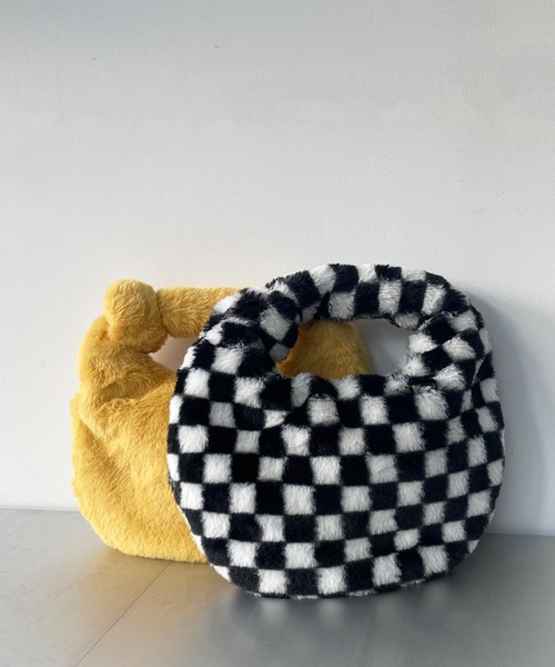 AS KNOW AS plus(アズノゥアズプラス)の「ラウンド ファーバッグ(ショルダーバッグ・レディース・ブラック/イエロー/アイボリー/チェック・FREE)」の10枚目の写真