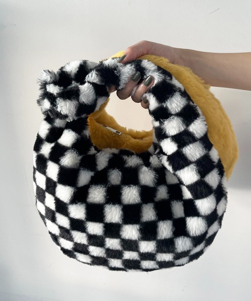 AS KNOW AS plus(アズノゥアズプラス)の「ラウンド ファーバッグ(ショルダーバッグ・レディース・ブラック/イエロー/アイボリー/チェック・FREE)」の14枚目の写真