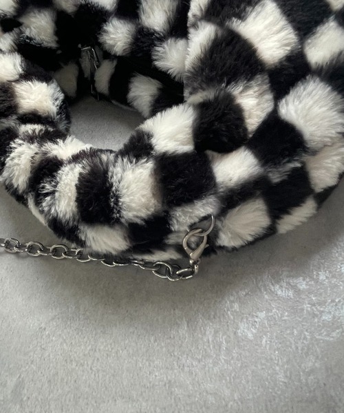 AS KNOW AS plus(アズノゥアズプラス)の「ラウンド ファーバッグ(ショルダーバッグ・レディース・ブラック/イエロー/アイボリー/チェック・FREE)」の9枚目の写真