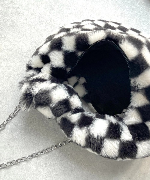 AS KNOW AS plus(アズノゥアズプラス)の「ラウンド ファーバッグ(ショルダーバッグ・レディース・ブラック/イエロー/アイボリー/チェック・FREE)」の8枚目の写真