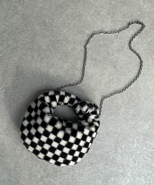 AS KNOW AS plus(アズノゥアズプラス)の「ラウンド ファーバッグ(ショルダーバッグ・レディース・ブラック/イエロー/アイボリー/チェック・FREE)」の16枚目の写真