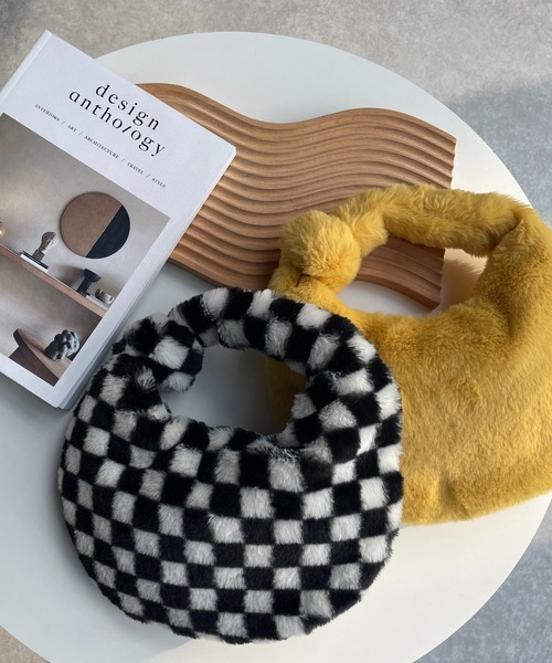 AS KNOW AS plus(アズノゥアズプラス)の「ラウンド ファーバッグ(ショルダーバッグ・レディース・ブラック/イエロー/アイボリー/チェック・FREE)」の6枚目の写真