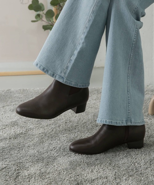 URBAN RESEARCH DOORS(アーバンリサーチドアーズ)の「レザーサイドゴアブーツ(ブーツ・レディース・ブラック/ダークブラウン・MEDIUM/LARGE)」の1枚目の写真