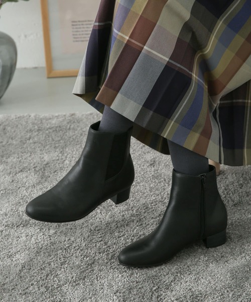 URBAN RESEARCH DOORS(アーバンリサーチドアーズ)の「レザーサイドゴアブーツ(ブーツ・レディース・ブラック/ダークブラウン・MEDIUM/LARGE)」の2枚目の写真