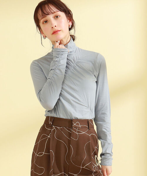 Ray BEAMS（レイビームス）の「Ray BEAMS / アシメ シャーリング ハイネック トップス（Tシャツ/カットソー・レディース・ホワイト/ブラック/サックスブルー・ONE SIZE）」の3枚目の写真