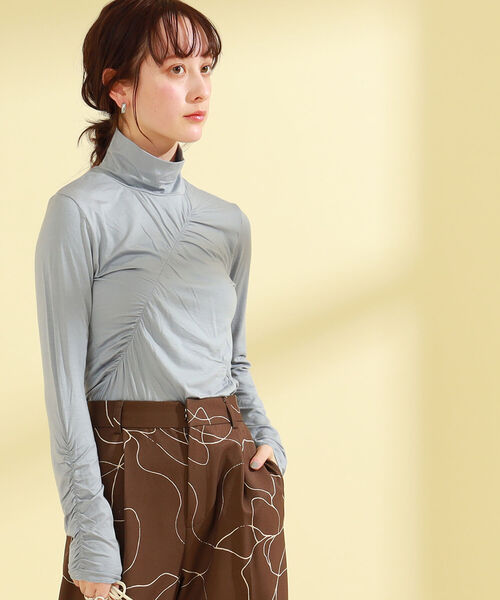 Ray BEAMS（レイビームス）の「Ray BEAMS / アシメ シャーリング ハイネック トップス（Tシャツ/カットソー・レディース・ホワイト/ブラック/サックスブルー・ONE SIZE）」の10枚目の写真