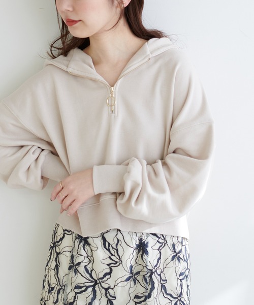 natural couture（ナチュラルクチュール）の「【WEB限定】今年トレンド！ハーフジップショート丈プルオーバー（スウェット・レディース・ベージュ/オフホワイト/サックスブルー/スミクロ・FREE）」の4枚目の写真