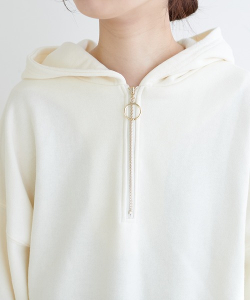 natural couture（ナチュラルクチュール）の「【WEB限定】今年トレンド！ハーフジップショート丈プルオーバー（スウェット・レディース・ベージュ/オフホワイト/サックスブルー/スミクロ・FREE）」の18枚目の写真