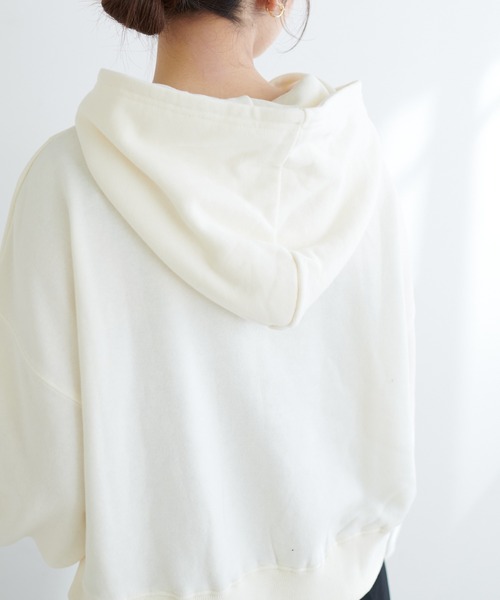 natural couture（ナチュラルクチュール）の「【WEB限定】今年トレンド！ハーフジップショート丈プルオーバー（スウェット・レディース・ベージュ/オフホワイト/サックスブルー/スミクロ・FREE）」の19枚目の写真