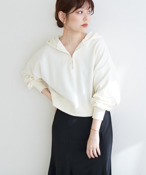 natural couture（ナチュラルクチュール）の「【WEB限定】今年トレンド！ハーフジップショート丈プルオーバー（スウェット・レディース・ベージュ/オフホワイト/サックスブルー/スミクロ・FREE）」の6枚目の写真