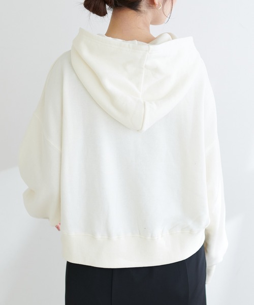 natural couture（ナチュラルクチュール）の「【WEB限定】今年トレンド！ハーフジップショート丈プルオーバー（スウェット・レディース・ベージュ/オフホワイト/サックスブルー/スミクロ・FREE）」の16枚目の写真