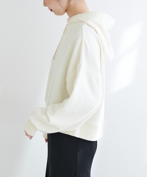 natural couture（ナチュラルクチュール）の「【WEB限定】今年トレンド！ハーフジップショート丈プルオーバー（スウェット・レディース・ベージュ/オフホワイト/サックスブルー/スミクロ・FREE）」の17枚目の写真