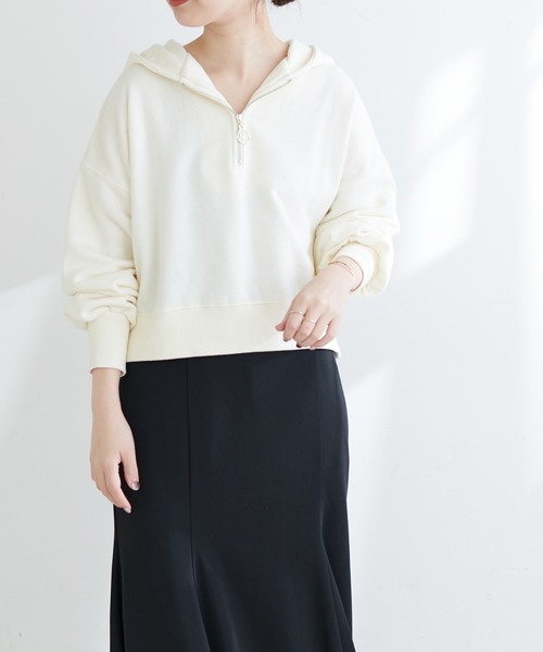 natural couture（ナチュラルクチュール）の「【WEB限定】今年トレンド！ハーフジップショート丈プルオーバー（スウェット・レディース・ベージュ/オフホワイト/サックスブルー/スミクロ・FREE）」の7枚目の写真