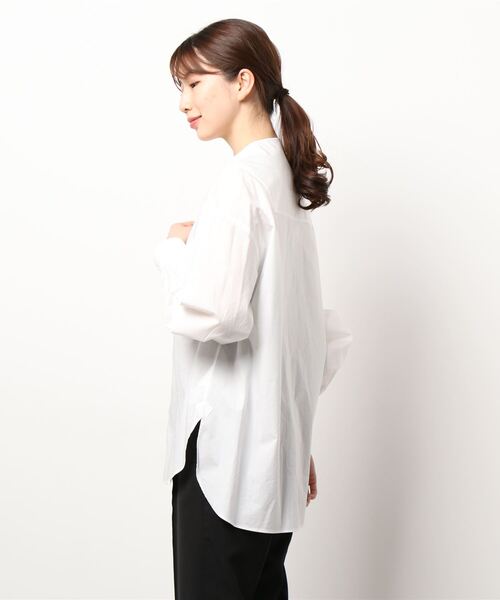 Scye(サイ)の「Scye | ウォッシュドコットン ポプリン カラーレスシャツ WOMEN(シャツ/ブラウス・レディース・オフホワイト/ダークネイビー・38)」の4枚目の写真