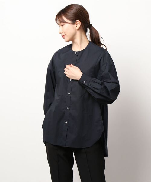 Scye(サイ)の「Scye | ウォッシュドコットン ポプリン カラーレスシャツ WOMEN(シャツ/ブラウス・レディース・オフホワイト/ダークネイビー・38)」の5枚目の写真