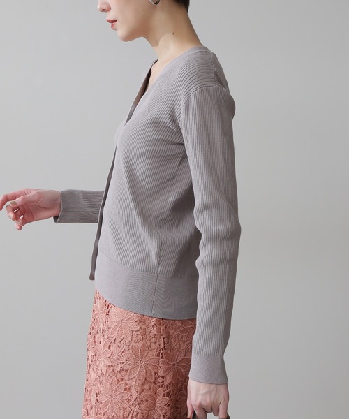 N.(N. Natural Beauty Basic)(エヌエヌナチュラルビューティーベーシック)の「◆コットンレーヨンVニットカーディガン(カーディガン/ボレロ・レディース・グレイッシュベージュ/クリーム/ブルー/ネイビー/イエロー・MEDIUM)」の8枚目の写真