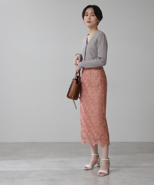 N.(N. Natural Beauty Basic)(エヌエヌナチュラルビューティーベーシック)の「◆コットンレーヨンVニットカーディガン(カーディガン/ボレロ・レディース・グレイッシュベージュ/クリーム/ブルー/ネイビー/イエロー・MEDIUM)」の7枚目の写真