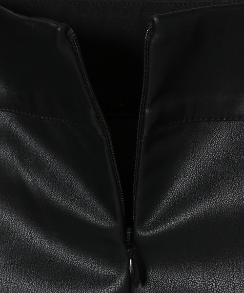 JEANASIS（ジーナシス）の「ヴィーガンレザーカラーミニスカート09/275525（スカート・レディース・ブラック・SMALL/MEDIUM）」の2枚目の写真