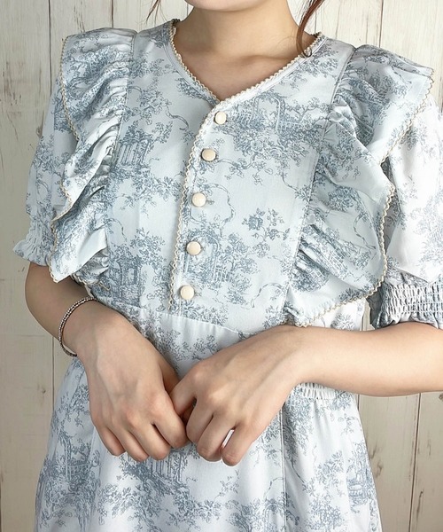 paravion（パラビオン）の「ガーデン肩フリルワンピース（ワンピース・レディース・アイボリー/ブルー・ONESIZE）」の6枚目の写真