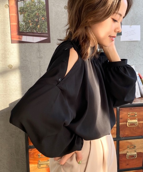 moment+（モーメントプラス）の「スタンドギャザーシルエットショルダースリットブラウス（シャツ/ブラウス・レディース・サックスブルー/ピンク/ブラック/オフホワイト・M）」の11枚目の写真