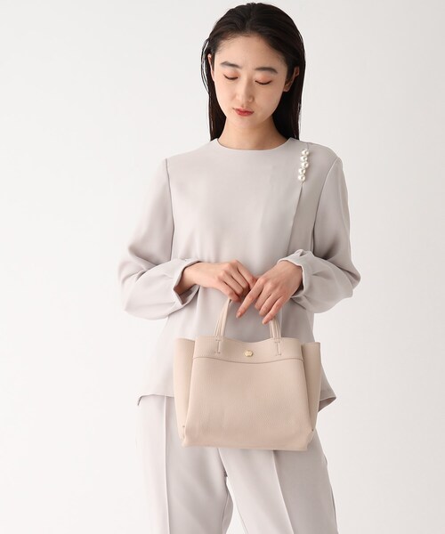 OPAQUE.CLIP（オペークドットクリップ）の「◆軽量フェイクレザーミドルトートバッグ【2way】（トートバッグ・レディース・グレー/オフホワイト/ベージュ/ブラック/イエロー・00）」の4枚目の写真