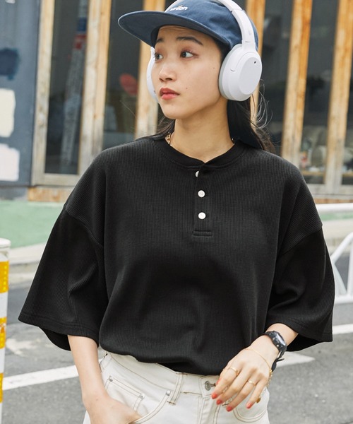 MONO-MART(モノマート)の「ビッグシルエット カラーリングワッフル ヘンリーネック半袖Tシャツ(Tシャツ/カットソー・レディース・オリーブ/サックスブルー/ブラック/グレー/オレンジ/ホワイト/ピンク/グリーン・S/M/L)」の3枚目の写真