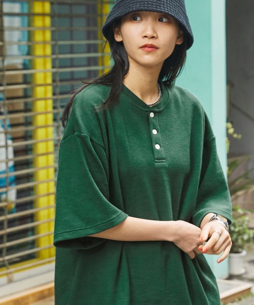 MONO-MART(モノマート)の「ビッグシルエット カラーリングワッフル ヘンリーネック半袖Tシャツ(Tシャツ/カットソー・レディース・オリーブ/サックスブルー/ブラック/グレー/オレンジ/ホワイト/ピンク/グリーン・S/M/L)」の12枚目の写真