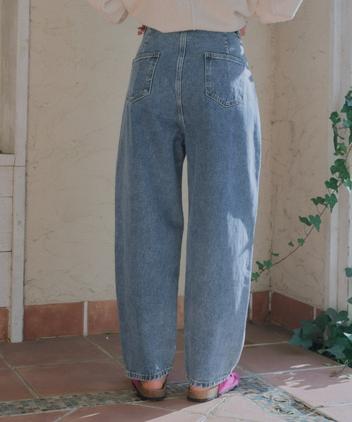 manana suerte（マニャーナスエルテ）の「サイズ展開あり　カーブシルエットルーズデニムパンツ（デニムパンツ・レディース・ブルー・MEDIUM/LARGE）」の4枚目の写真