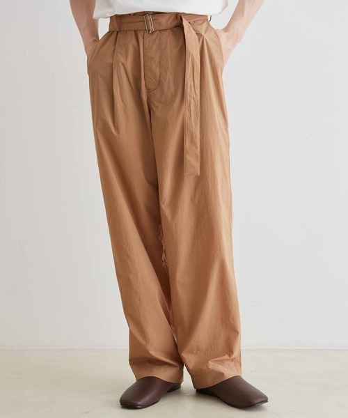 ADAM ET ROPE'（アダムエロペ）の「【小松マテーレ】ナイロンタスラン パッカブル ベルテッド ワイド ストレート パンツ / 撥水（その他パンツ・メンズ・ターコイズブルー/ベージュ系その他/スミクロ・S/M/L）」の2枚目の写真