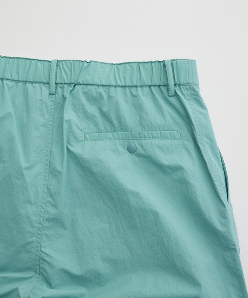 ADAM ET ROPE'（アダムエロペ）の「【小松マテーレ】ナイロンタスラン パッカブル ベルテッド ワイド ストレート パンツ / 撥水（その他パンツ・メンズ・ターコイズブルー/ベージュ系その他/スミクロ・S/M/L）」の5枚目の写真