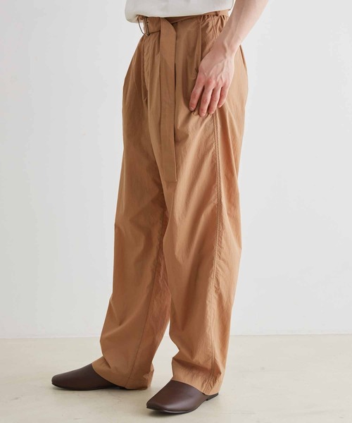 ADAM ET ROPE'（アダムエロペ）の「【小松マテーレ】ナイロンタスラン パッカブル ベルテッド ワイド ストレート パンツ / 撥水（その他パンツ・メンズ・ターコイズブルー/ベージュ系その他/スミクロ・S/M/L）」の14枚目の写真