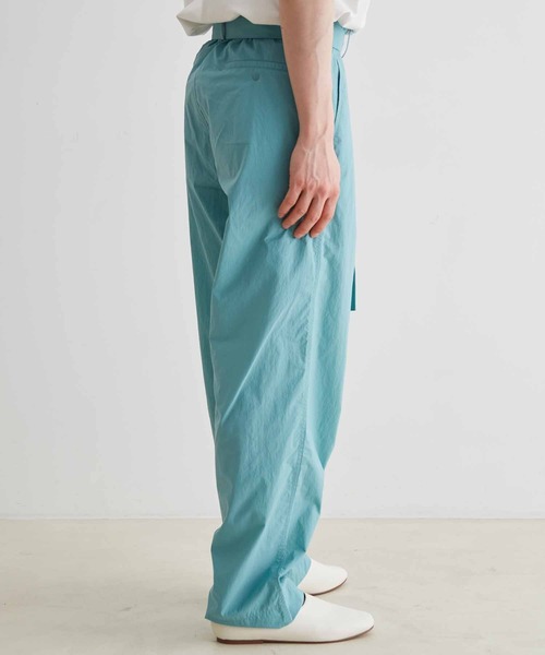 ADAM ET ROPE'（アダムエロペ）の「【小松マテーレ】ナイロンタスラン パッカブル ベルテッド ワイド ストレート パンツ / 撥水（その他パンツ・メンズ・ターコイズブルー/ベージュ系その他/スミクロ・S/M/L）」の20枚目の写真