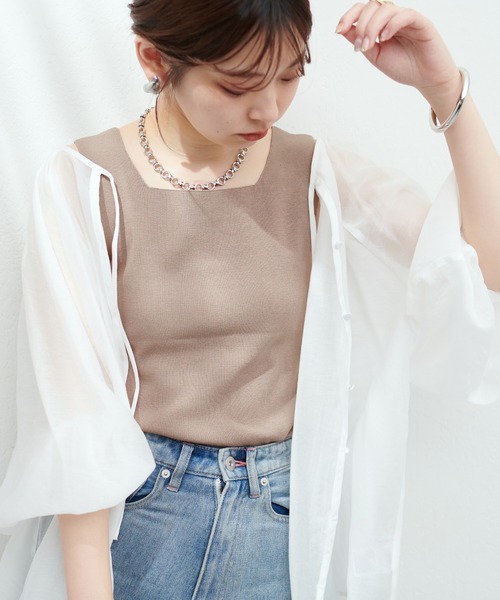 natural couture（ナチュラルクチュール）の「スクエアニットタンク（キャミソール・レディース・ブラック/グレイッシュベージュ/オフホワイト/ブルー・FREE）」の4枚目の写真