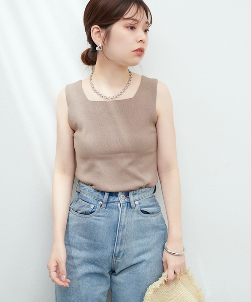 natural couture（ナチュラルクチュール）の「スクエアニットタンク（キャミソール・レディース・ブラック/グレイッシュベージュ/オフホワイト/ブルー・FREE）」の13枚目の写真