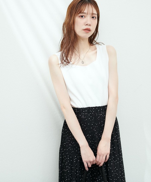 natural couture（ナチュラルクチュール）の「スクエアニットタンク（キャミソール・レディース・ブラック/グレイッシュベージュ/オフホワイト/ブルー・FREE）」の7枚目の写真