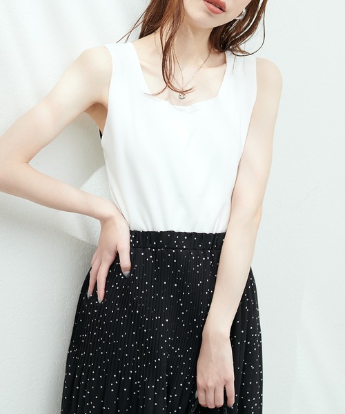 natural couture（ナチュラルクチュール）の「スクエアニットタンク（キャミソール・レディース・ブラック/グレイッシュベージュ/オフホワイト/ブルー・FREE）」の6枚目の写真