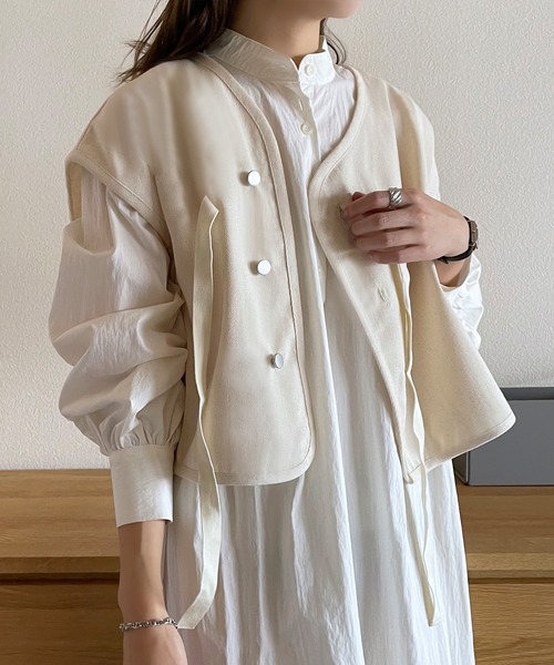 junoah(ジュノア)の「ドロップショルダーリボンショートべスト(ベスト・レディース・ブラック/ナチュラル/カーキ・MEDIUM/LARGE)」の2枚目の写真