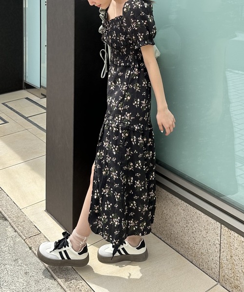Silly(シリー)の「【韓国大人ガーリーを叶えてくれるワンピース♪】小花柄スリットロングワンピ(ワンピース・レディース・ブラック・SMALL/MEDIUM/LARGE)」の3枚目の写真