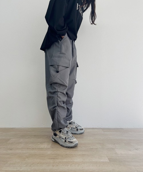 ISOOK(アイスー)の「【ISOOK / アイスー】ルーズカーゴパンツ / ドローコードパンツ パラシュートパンツ ZOZOTOWN限定(カーゴパンツ・レディース・バーガンディー/チャコールグレー・FREE)」の18枚目の写真