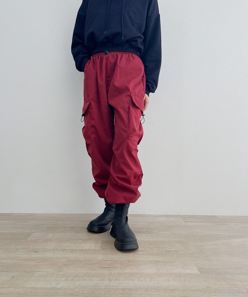 ISOOK(アイスー)の「【ISOOK / アイスー】ルーズカーゴパンツ / ドローコードパンツ パラシュートパンツ ZOZOTOWN限定(カーゴパンツ・レディース・バーガンディー/チャコールグレー・FREE)」の3枚目の写真