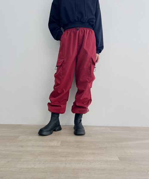 ISOOK(アイスー)の「【ISOOK / アイスー】ルーズカーゴパンツ / ドローコードパンツ パラシュートパンツ ZOZOTOWN限定(カーゴパンツ・レディース・バーガンディー/チャコールグレー・FREE)」の9枚目の写真