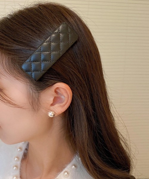 TONE SELECT GOODS（トーンセレクトグッズ）の「pur chouchou/合成皮革キルティングヘアピン P4105（ヘアピン・レディース・ブラック/ベージュ・FREE）」の2枚目の写真