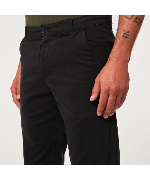 OAKLEY(オークリー)の「オークリー ALLDAY CHINO PANT /チノパンツ/LIFESTYLE ライフスタイル/OAKLEY(チノパンツ・メンズ・ブラック・30/32/34)」の6枚目の写真