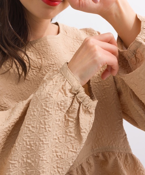 terrace(テラス)の「フクレジャガードぺプラムブラウス(シャツ/ブラウス・レディース・ベージュ/サックスブルー/ブラック/オフホワイト・MEDIUM)」の17枚目の写真