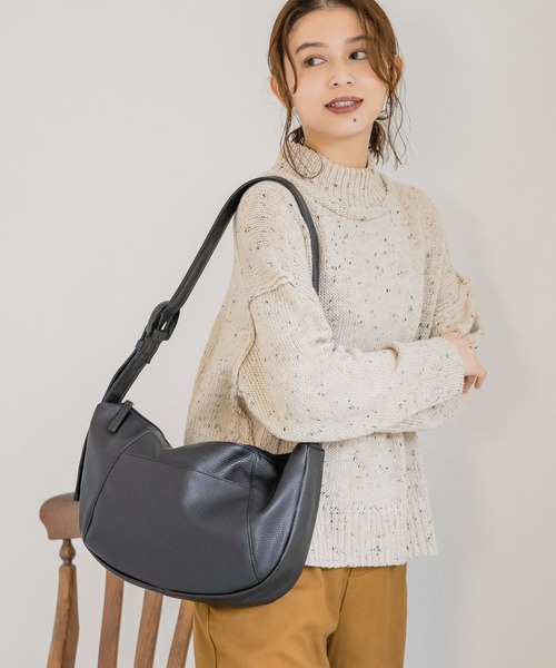 studio CLIP（スタディオクリップ）の「合皮クロワッサンバッグ（ショルダーバッグ・レディース・ブラック/ライトベージュ/モカ・FREE）」の2枚目の写真