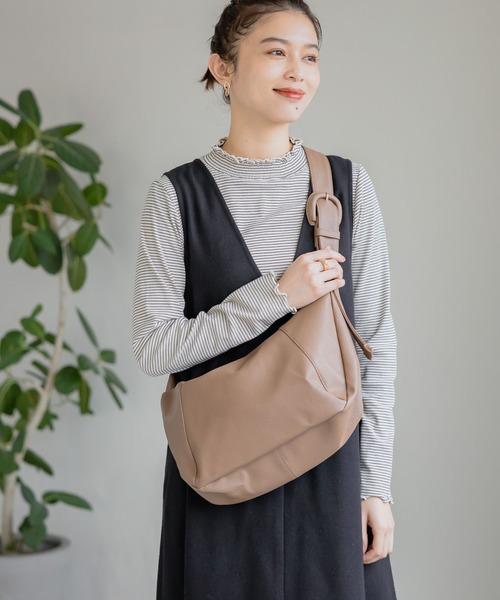 studio CLIP（スタディオクリップ）の「合皮クロワッサンバッグ（ショルダーバッグ・レディース・ブラック/ライトベージュ/モカ・FREE）」の3枚目の写真
