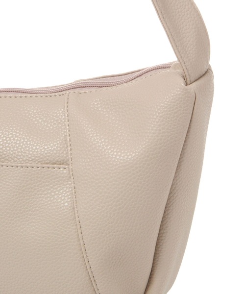 studio CLIP（スタディオクリップ）の「合皮クロワッサンバッグ（ショルダーバッグ・レディース・ブラック/ライトベージュ/モカ・FREE）」の4枚目の写真