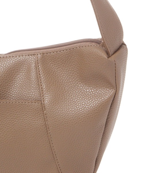 studio CLIP（スタディオクリップ）の「合皮クロワッサンバッグ（ショルダーバッグ・レディース・ブラック/ライトベージュ/モカ・FREE）」の5枚目の写真