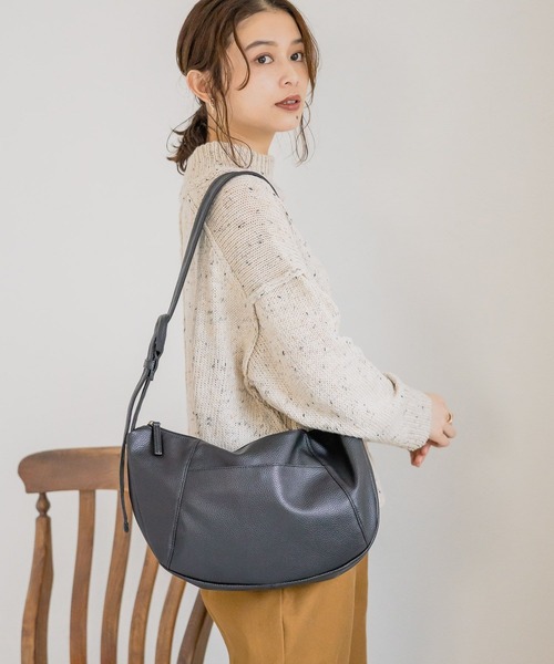 studio CLIP（スタディオクリップ）の「合皮クロワッサンバッグ（ショルダーバッグ・レディース・ブラック/ライトベージュ/モカ・FREE）」の7枚目の写真