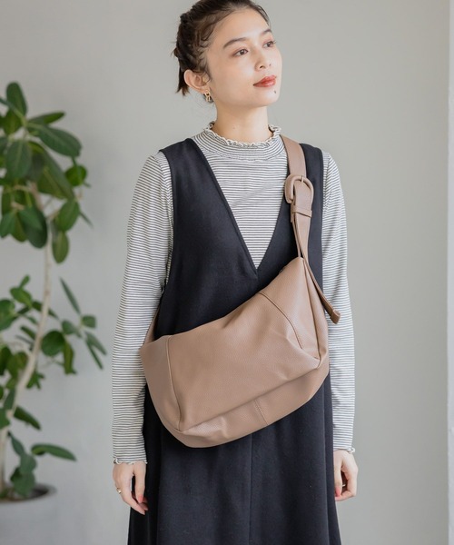 studio CLIP（スタディオクリップ）の「合皮クロワッサンバッグ（ショルダーバッグ・レディース・ブラック/ライトベージュ/モカ・FREE）」の12枚目の写真